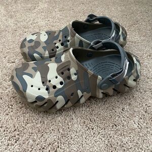 Kids croc size 6 camo